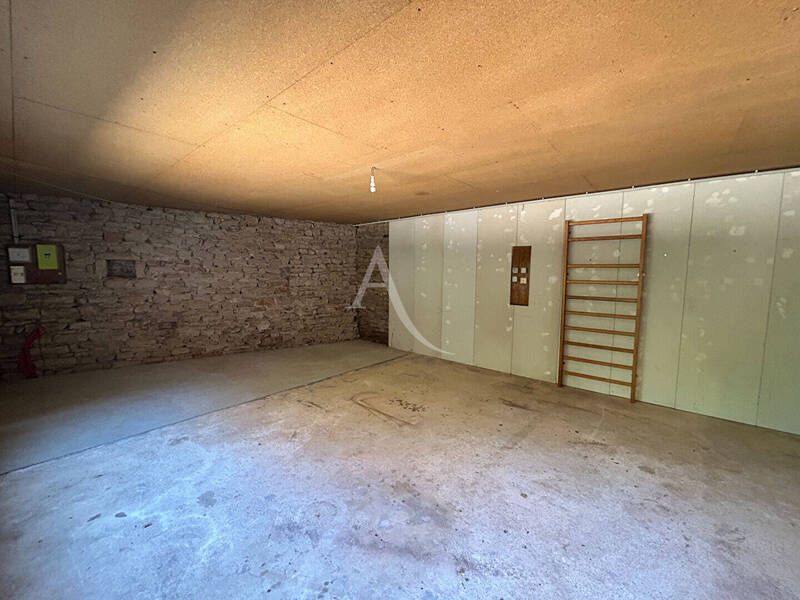 Buy house maison 7 rooms 155 m² in La Roche-Vineuse 71960