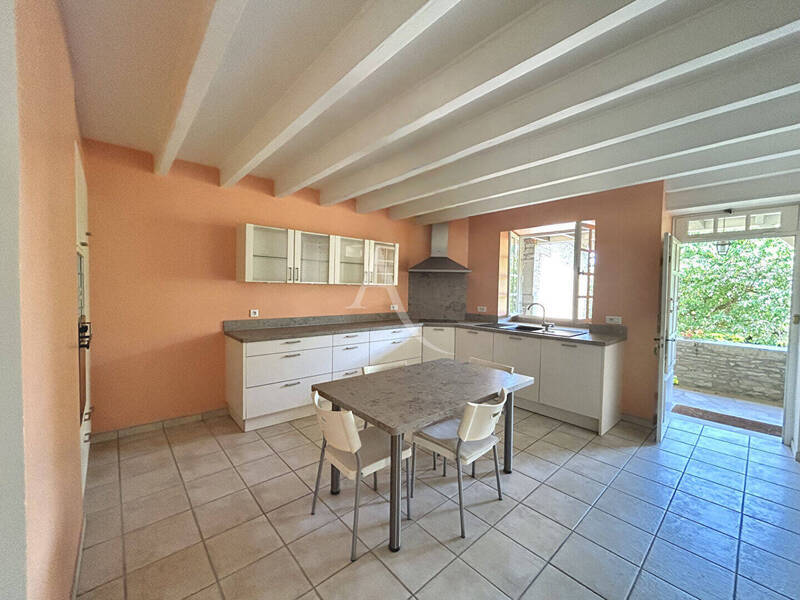 Buy house maison 7 rooms 155 m² in La Roche-Vineuse 71960
