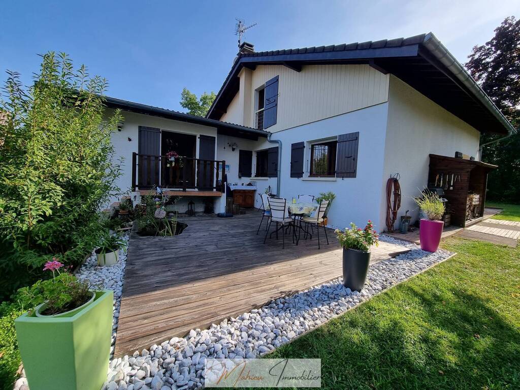 Sold Individual house 8 rooms 160 m² Gex 01170