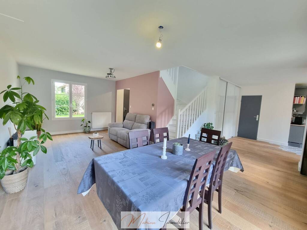 Sold Individual house 5 rooms 110 m² Gex 01170