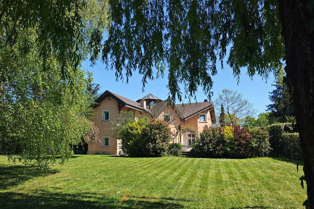 Buy Individual house 8 rooms 250 m² Cessy 01170