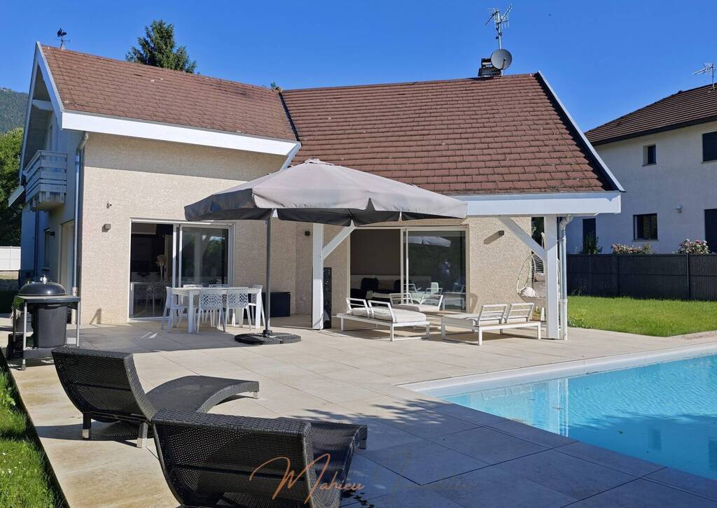 Vente Maison 8 pièces 191 m² Échenevex 01170