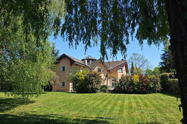 Buy Individual house 8 rooms 250 m² Cessy 01170