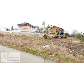 Sold Land Grilly 01220