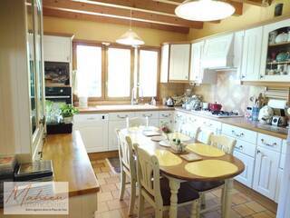 Vendu Maison individuelle 7 pièces 220 m² Cessy 01170