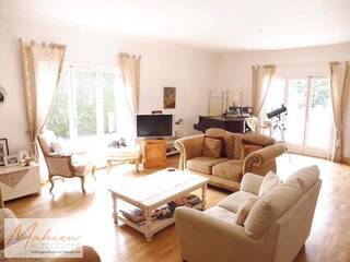 Vendu Maison individuelle 7 pièces 230 m² Cessy 01170
