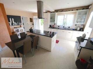 Vendu Maison individuelle 6 pièces 210 m² Cessy 01170