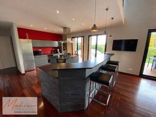 Vendu Maison individuelle 5 pièces 206 m² Grilly 01220