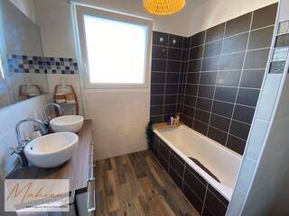 Vendu Maison 5 pièces 81 m² Saint-Genis-Pouilly 01630