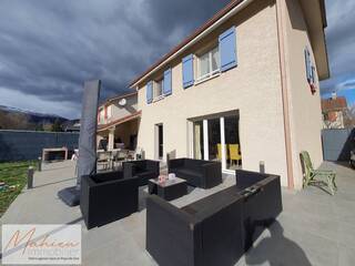 Vendu Maison individuelle 5 pièces 118 m² Saint-Genis-Pouilly 01630