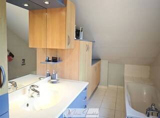 Buy Individual house 5 rooms 140 m² Saint-Genis-Pouilly 01630