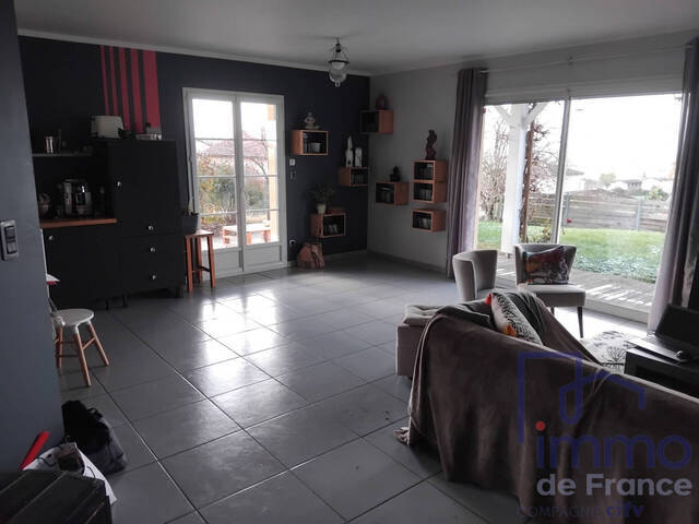 Vente Maison 6 pièces 156 m² Saint-Cyr-les-Vignes 42210