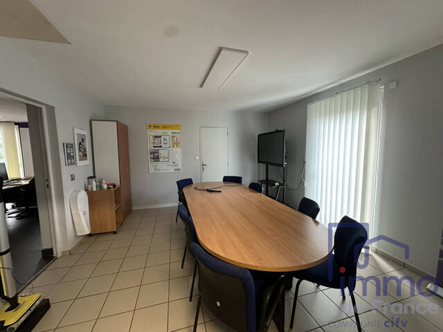 Sale Professional premises bureau 163 m² Saint-Just-Malmont 43240