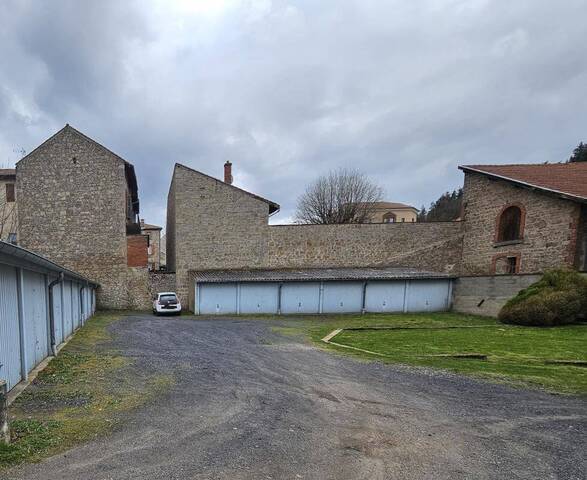 Location Parking garage individuel Saint-Bonnet-le-Château 42380