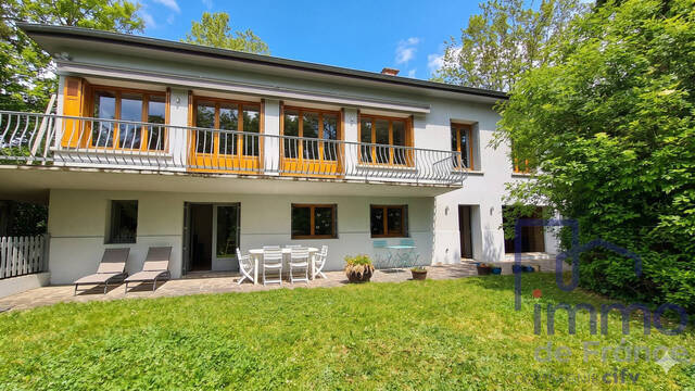 Vente Maison traditionnelle 8 pièces 216 m² Saint-Priest-en-Jarez 42270