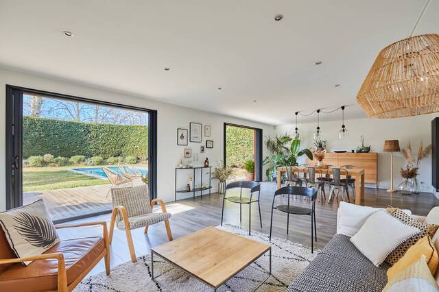 Rent House maison 6 rooms 195.27 m² Cabriès 13480