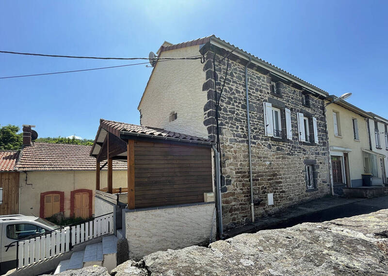 Location maison 4 pièces 120 m² à Saint-Genès-Champanelle 63122 - 1 300 €