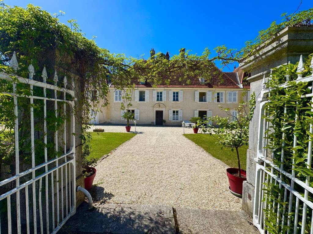 Vente Maison 10 pièces 380 m² Bourg-en-Bresse 01000