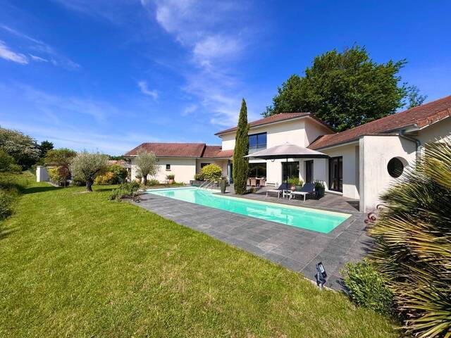 Buy House maison d'architecte 8 rooms 260 m² Montagnat 01250