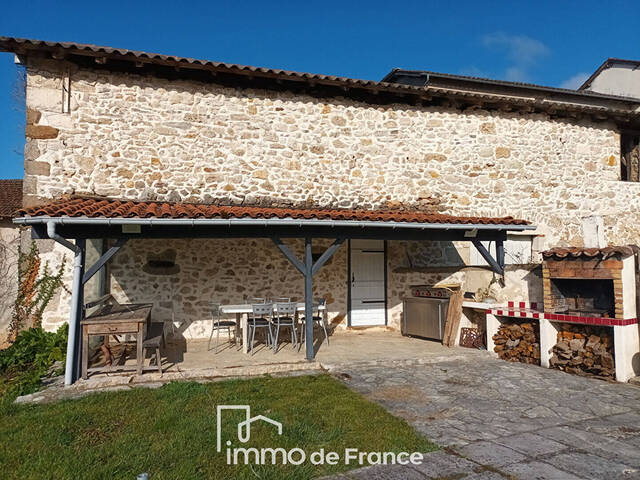 Vente maison 4 pièces 88 m² à Saint-Santin-de-Maurs (15600)
