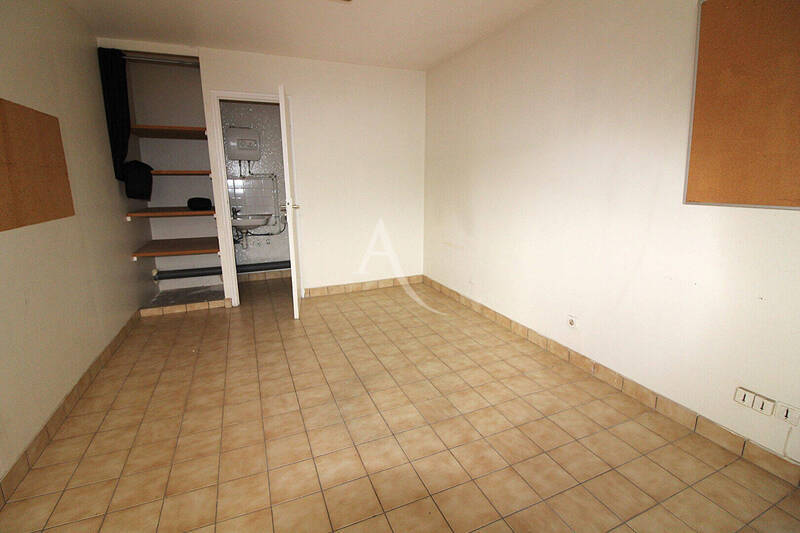 Location local commercial à Longvic 21600 737 €