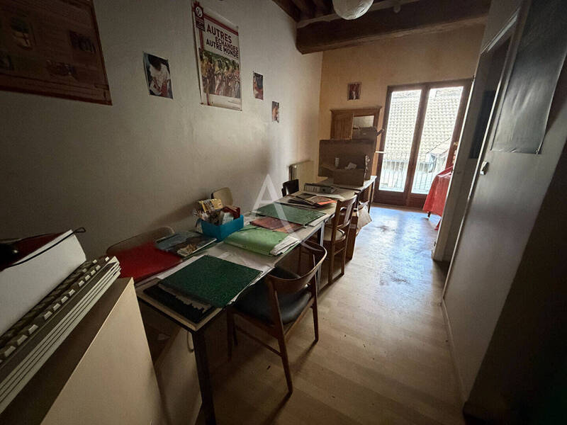 Location local commercial à Chalon-sur-Saône 71100 812 €