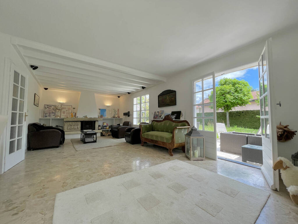 Vendu Maison 6 pièces 134 m² Saint-Genis-Pouilly 01630