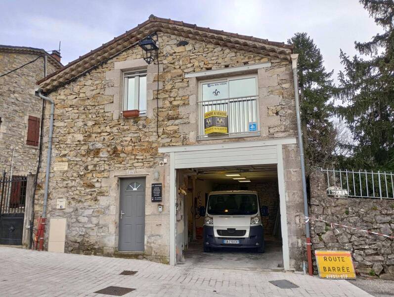 Vente local à Vesseaux 07200 130 000 €