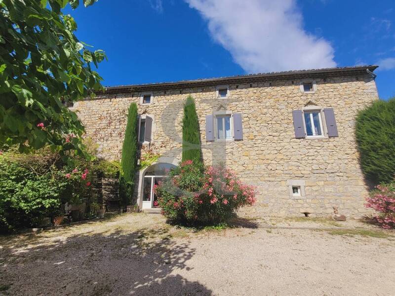 Vente maison 19 pièces 560 m² à Villeneuve-de-Berg 07170