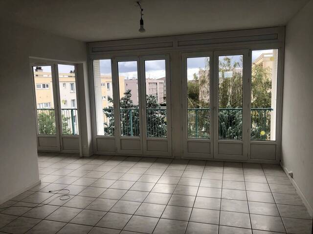 Location Appartement 4 pièces 92 m² Guilherand-Granges 07500