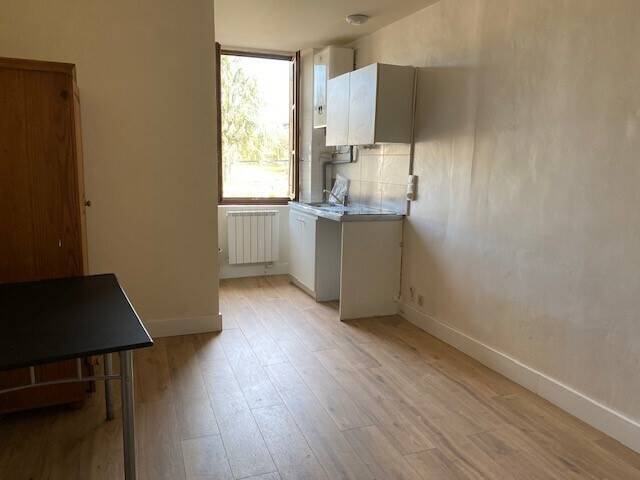 Location Appartement 1 pièce 15 m² Les Vans 07140