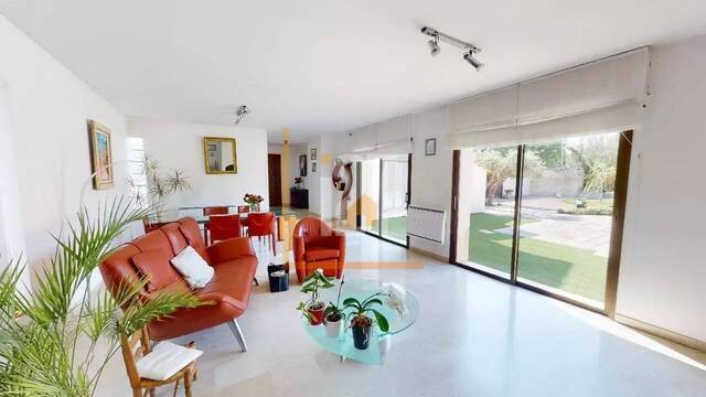 Sale House 6 rooms Beaucaire 30300 179 m²