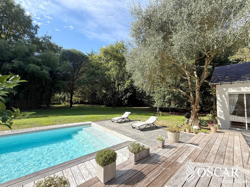 Buy house maison contemporaine 6 rooms 156 m² in La Chapelle-sur-Erdre 44240