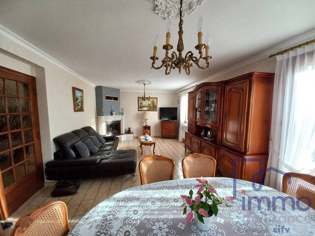 Sale House maison traditionnelle 6 rooms 122 m² Le Chambon-Feugerolles 42500