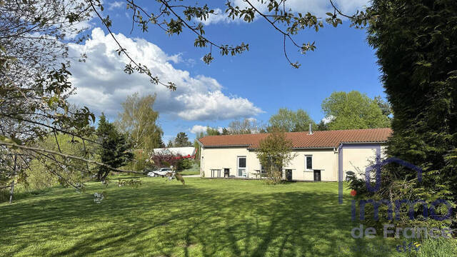 Vente Local bureau 163 m² Saint-Just-Malmont 43240