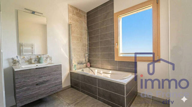 Vente Maison contemporaine 4 pièces 112.1 m² Saint-Bonnet-les-Oules 42330