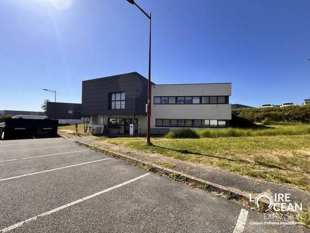 Rent Professional premises 430 m² Cholet (49300)