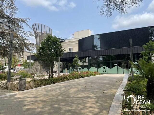 Rent Professional premises 495 m² La Roche-sur-Yon (85000)