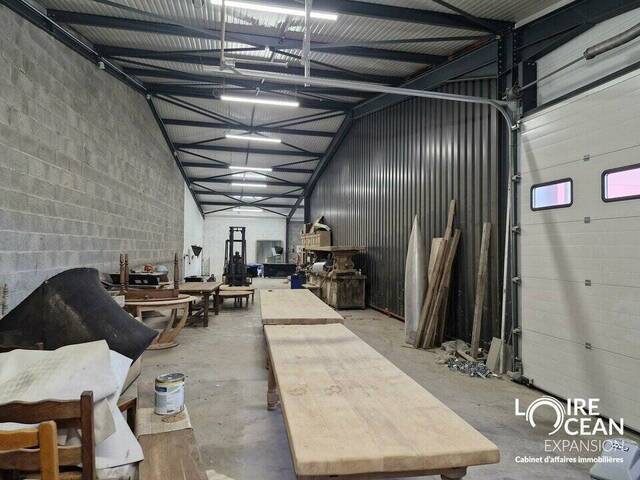 Rent Professional premises 180 m² Saint-Hilaire-de-Chaléons (44680)