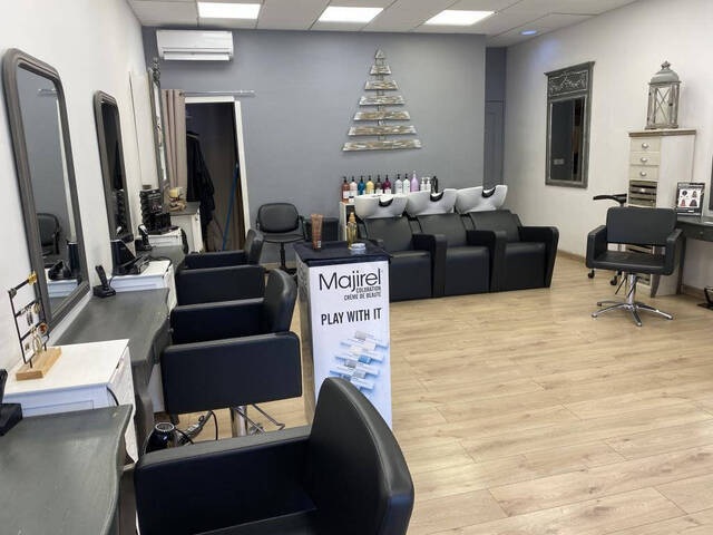 Sale Professional premises salon de coiffure 50 m² Grasse (06130)