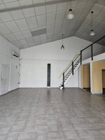 Sale Professional premises local commercial / murs commerciaux 155 m² Saintes (17100)