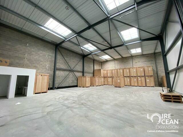 Rent Professional premises 808 m² Nantes (44000)