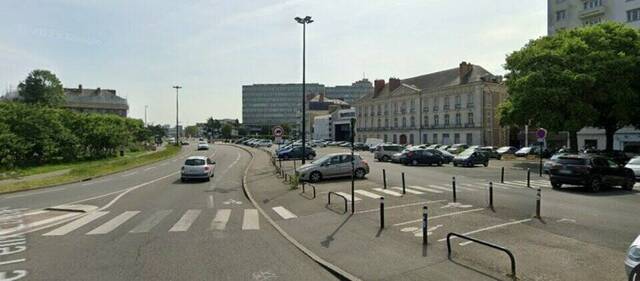 Sale Professional premises 88 m² Nantes (44000)
