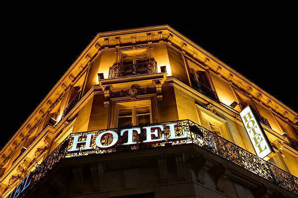 Sale Business restaurant - hôtel 1100 m² Montreuil-Bellay (49260)