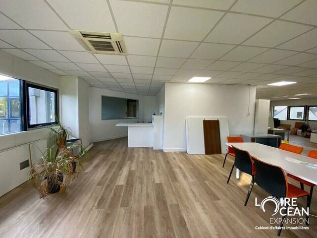 Rent Professional premises 124 m² Nantes (44300)