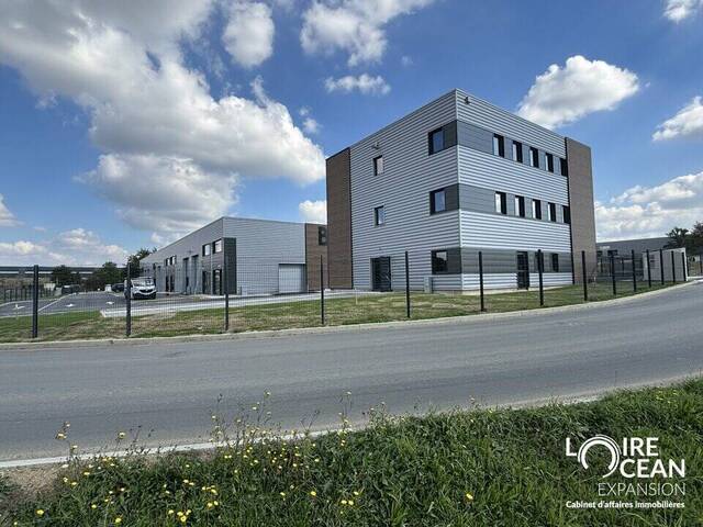 Rent Professional premises 186 m² Cholet (49300)