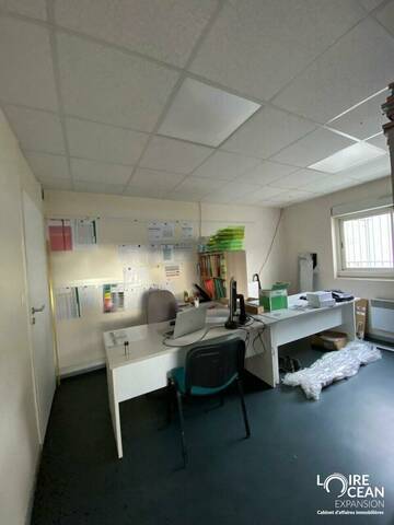 Sale Professional premises 311 m² Nantes (44000)