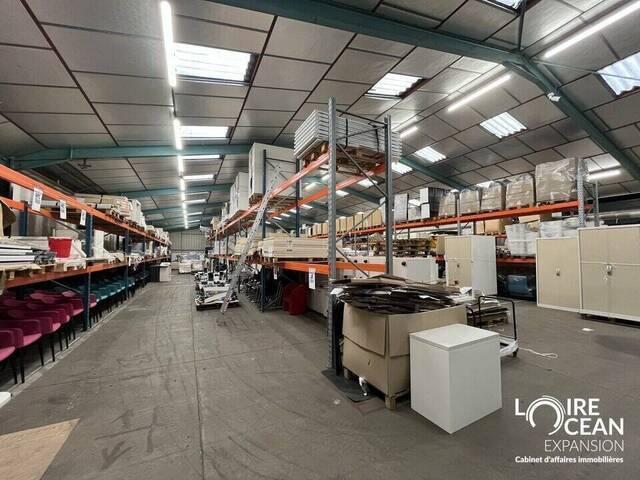 Sale Professional premises stockage 700 m² Saint-Jean-de-Linières (49070)