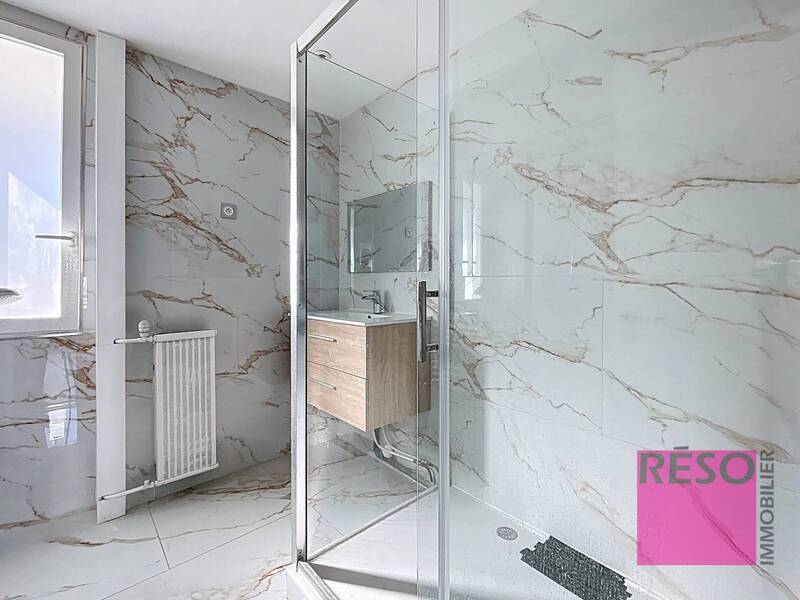 Rent apartment 5 rooms 106 m² in Annemasse 74100 - 1 850 €