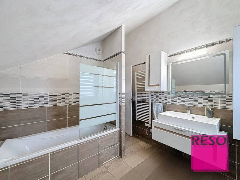 Buy house 5 rooms 81.53 m² in Vers 74160